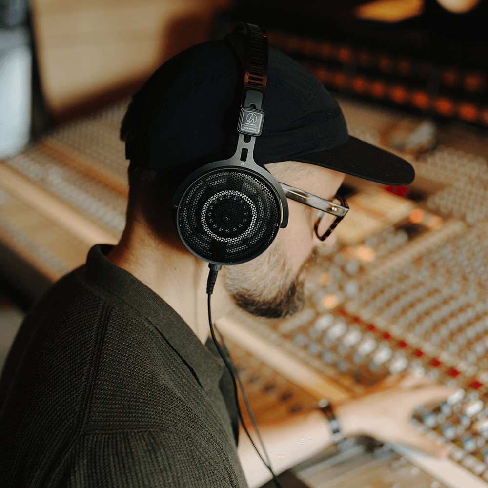 FY24_ATH-R70xa_Lifestyle_02