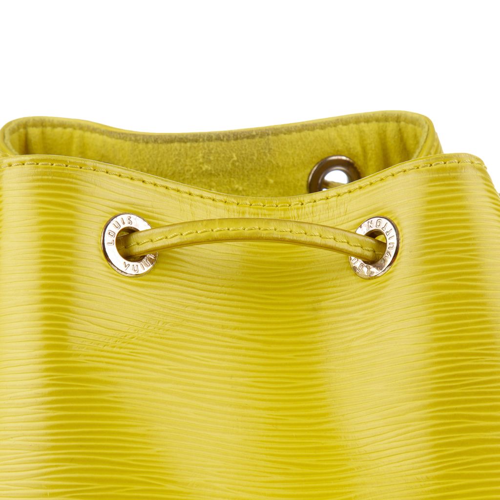 Leather handbag Louis Vuitton Yellow in Leather - 17747074