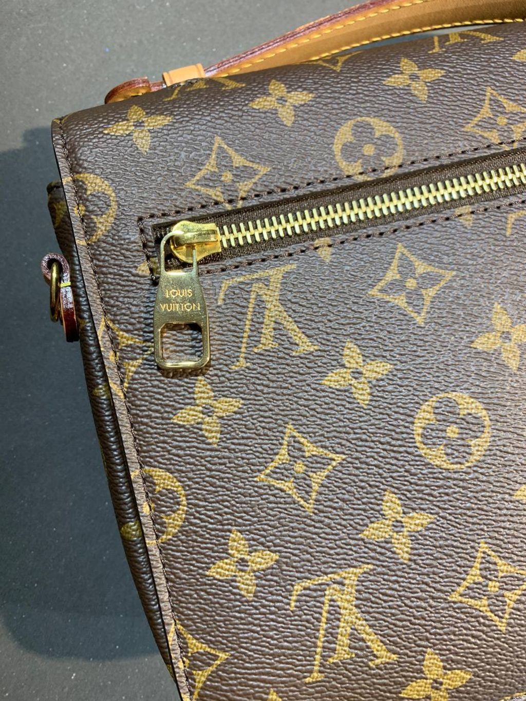 LOUIS VUITTON Pochette Métis Monogram. Size