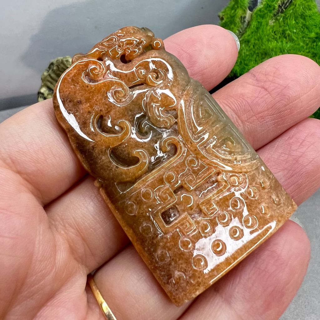 仿古龙黄翡精致双面雕工翡翠真玉Jade SZ23003886 – Jieyuan Jade