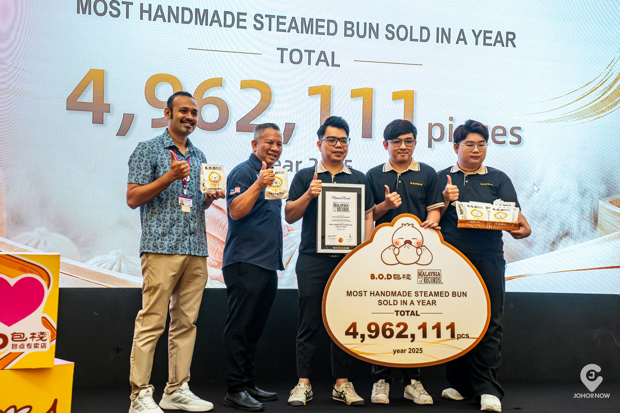 《Malaysia Book of Records》 最多手工包子年度销量  𝟒,𝟗𝟔𝟐,𝟏𝟏𝟏𝐩𝐜𝐬 