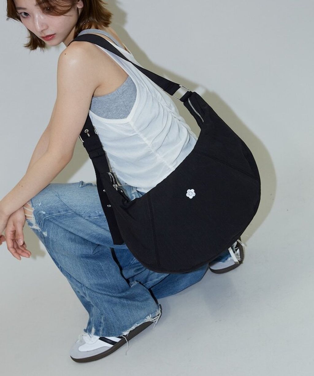 MARY QUANT刺繡尼龍斜背肩包_6