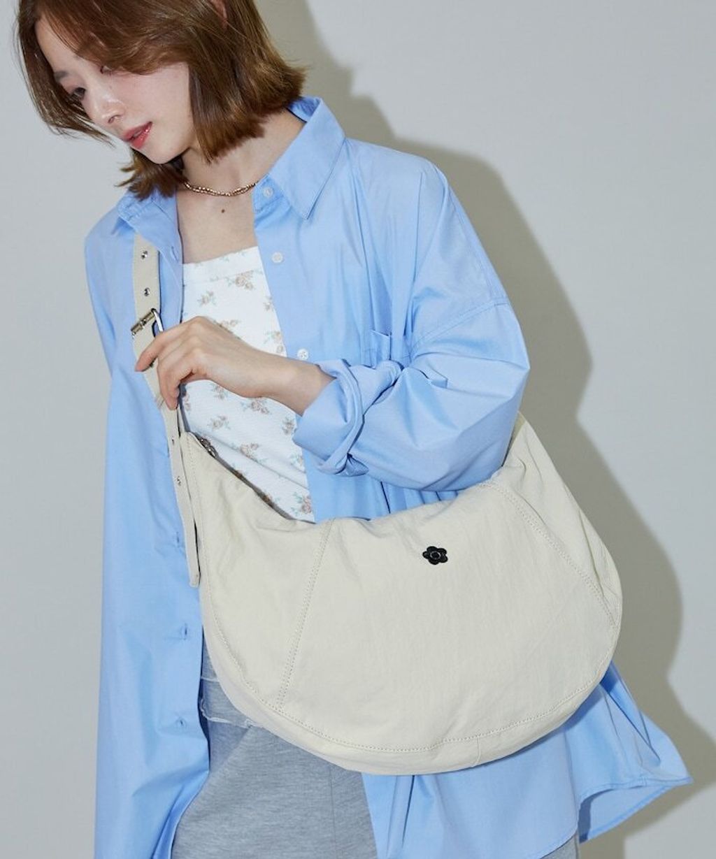 MARY QUANT刺繡尼龍斜背肩包_17