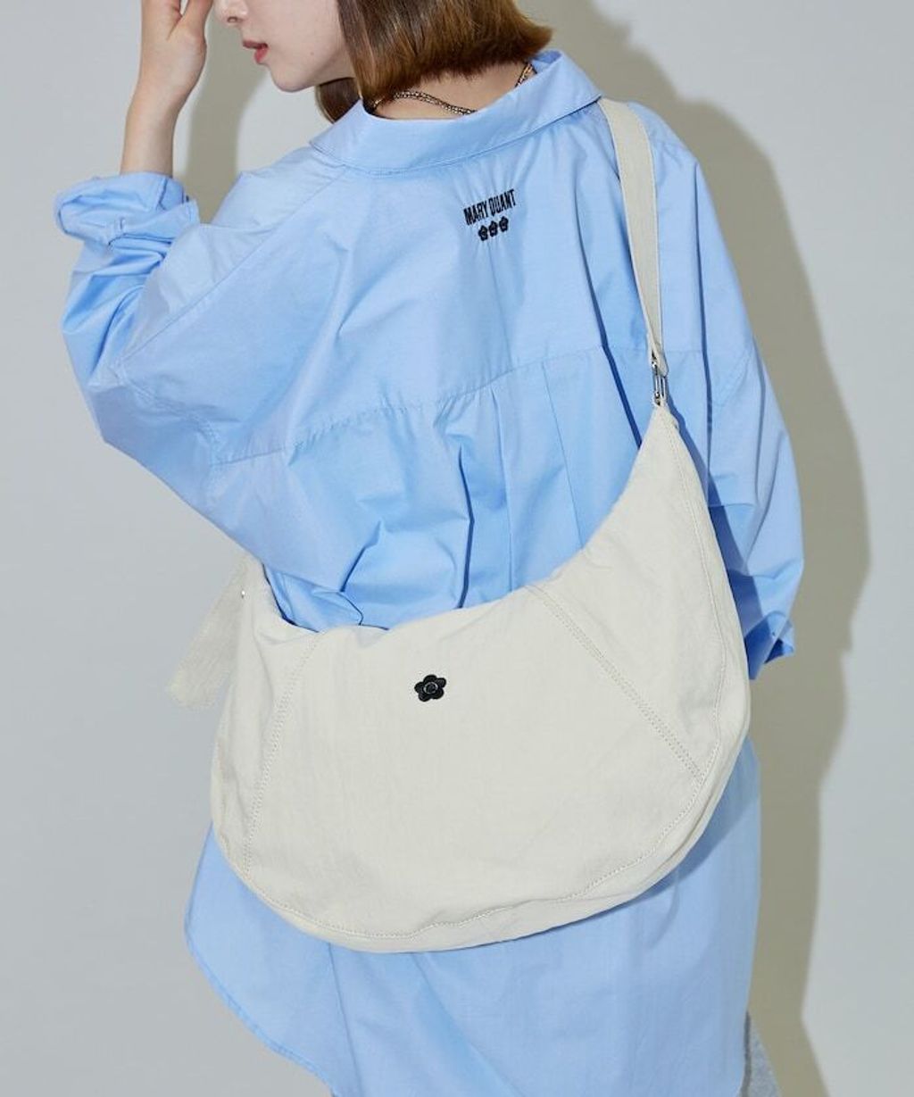 MARY QUANT刺繡尼龍斜背肩包_16