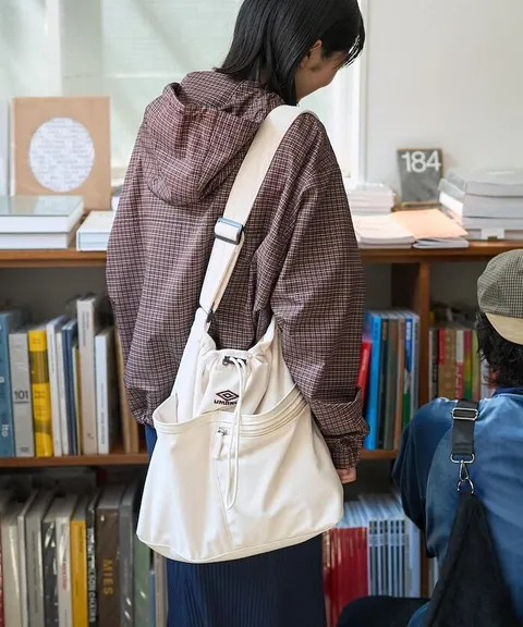 UMBRO 燈芯絨抽繩肩斜背包_6