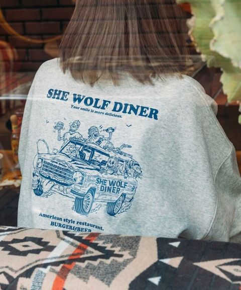 SHE WOLF DINER×FREAKS STORE 聯名背印大學T(CAR)_1