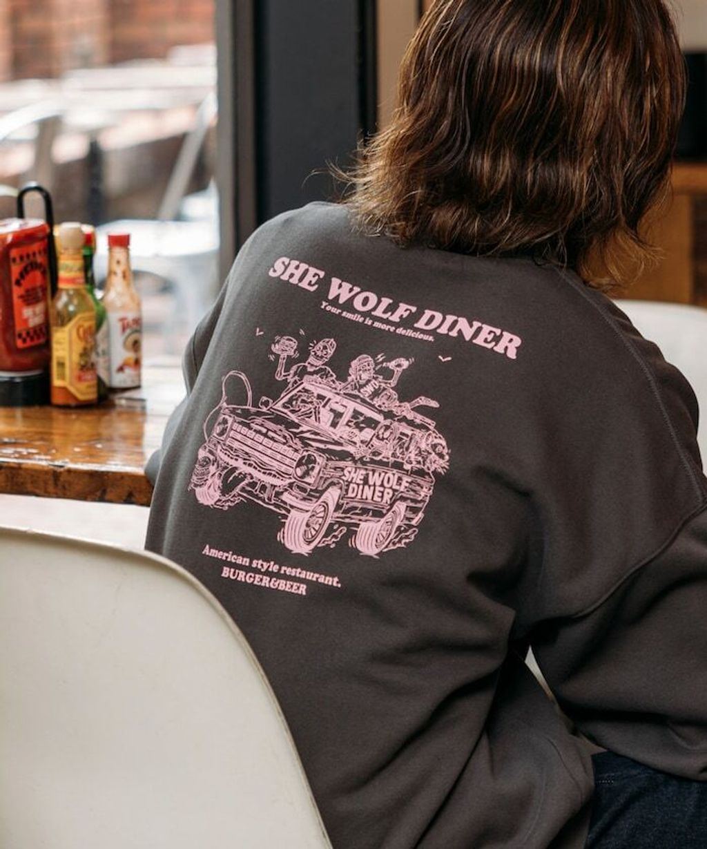 SHE WOLF DINER×FREAKS STORE 聯名背印大學T(CAR)_2