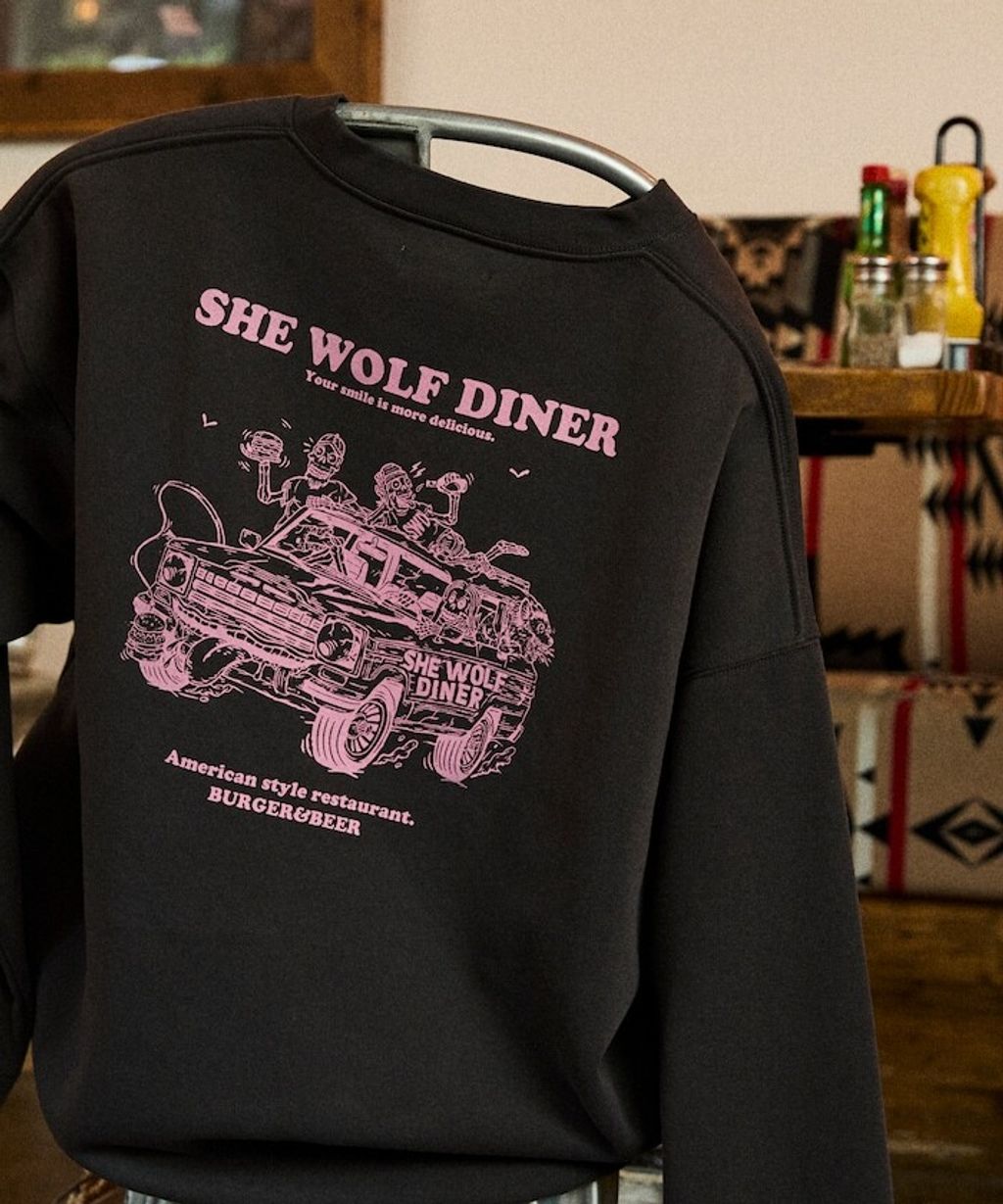 SHE WOLF DINER×FREAKS STORE 聯名背印大學T(CAR)_20
