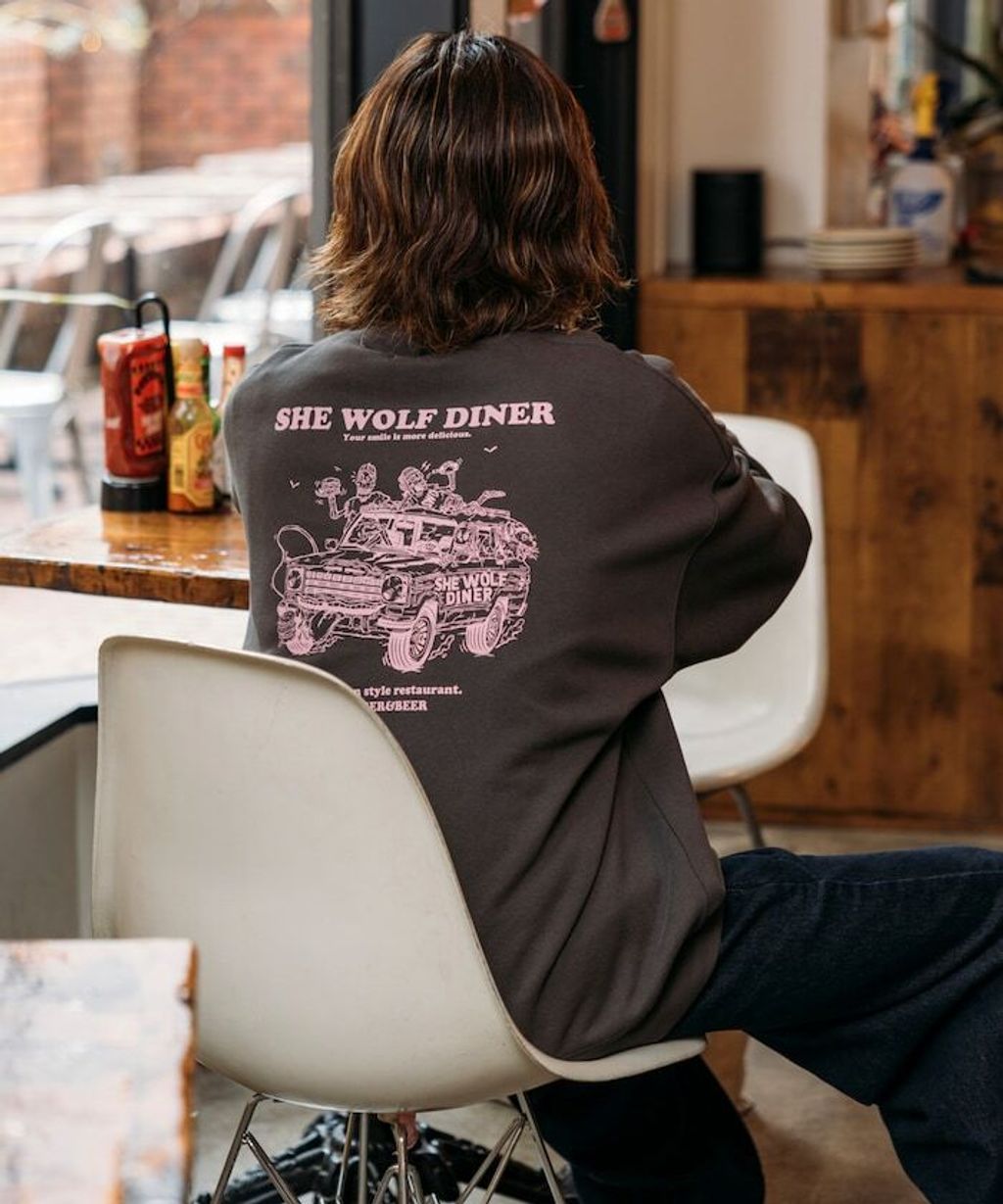SHE WOLF DINER×FREAKS STORE 聯名背印大學T(CAR)_16