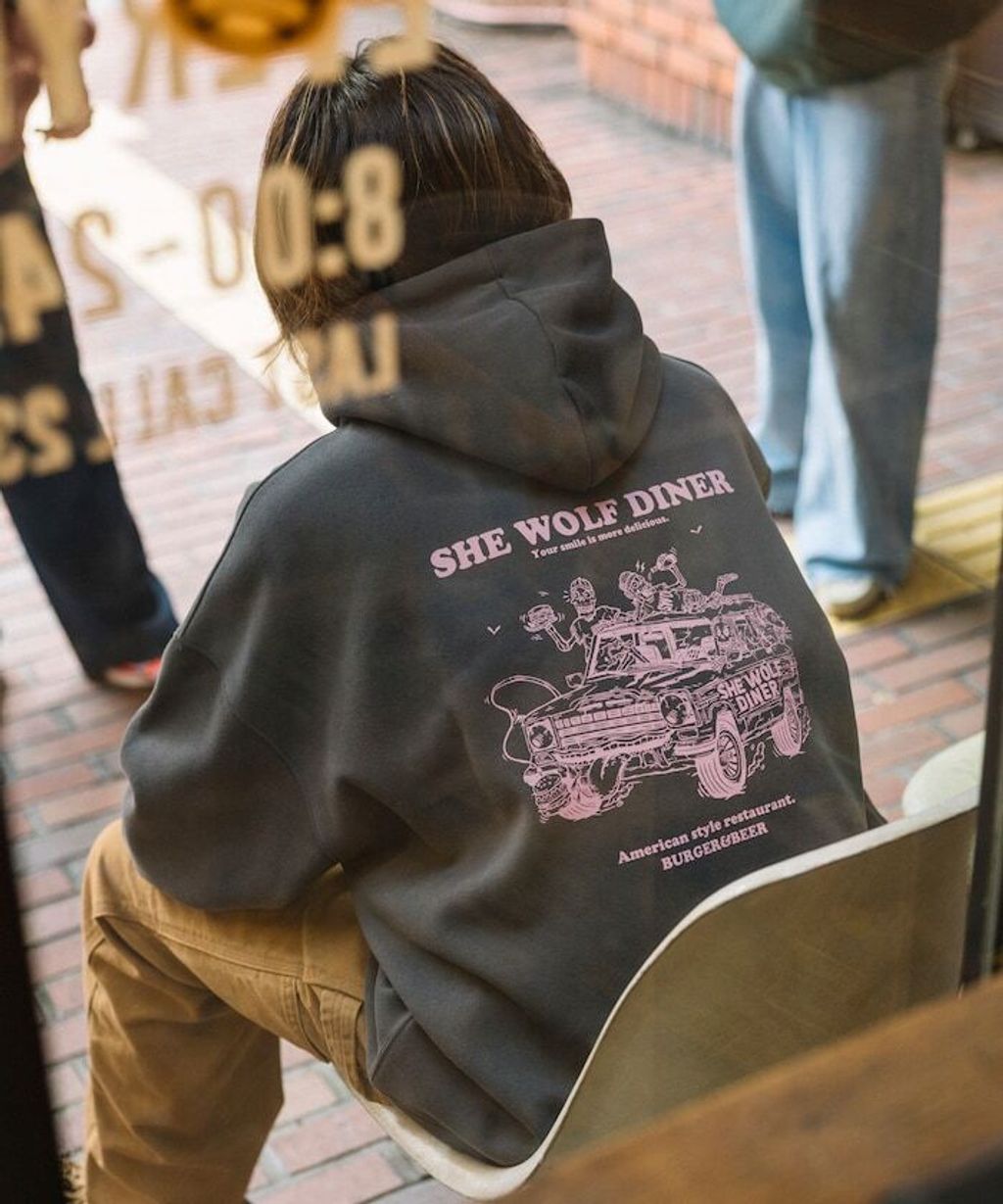 SHE WOLF DINER×FREAKS STORE 聯名背印帽T(CAR)_7