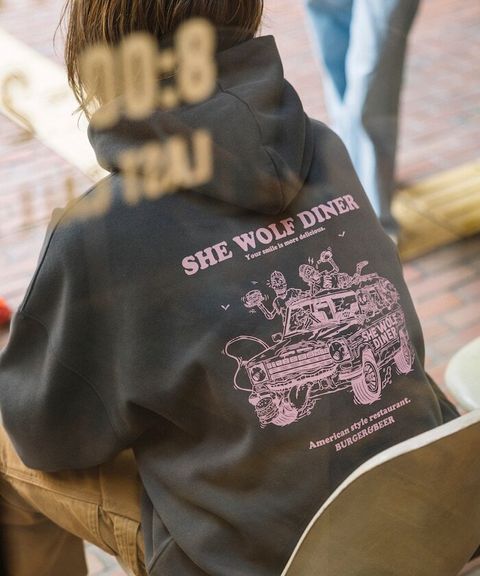 SHE WOLF DINER×FREAKS STORE 聯名背印帽T(CAR)_2