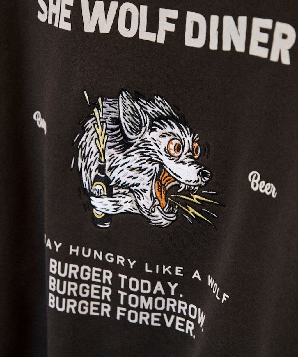 SHE WOLF DINER×FREAKS STORE 聯名背印大學T(WOLF)_29