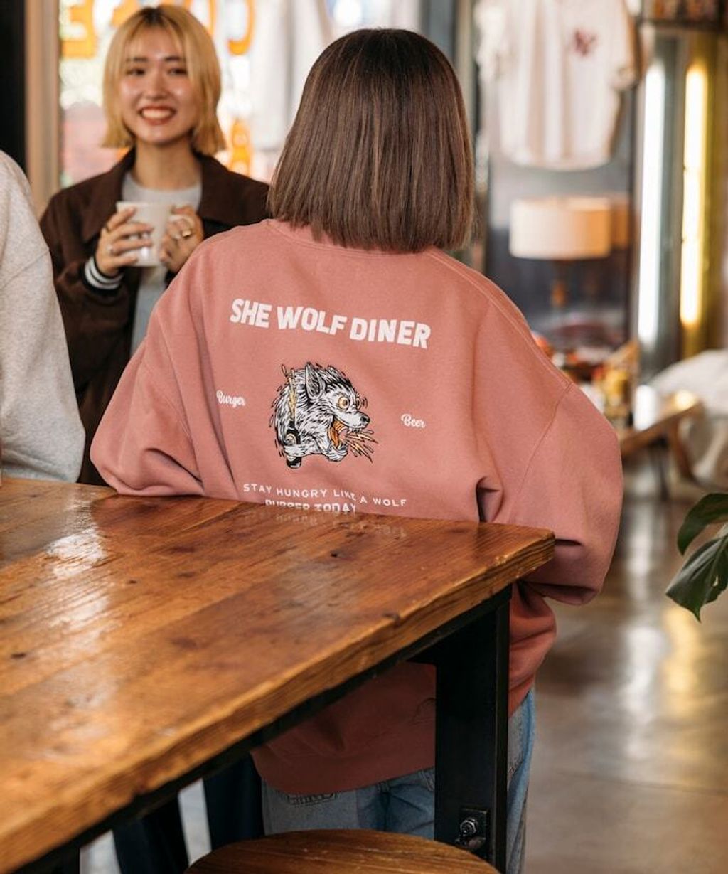 SHE WOLF DINER×FREAKS STORE 聯名背印大學T(WOLF)_17