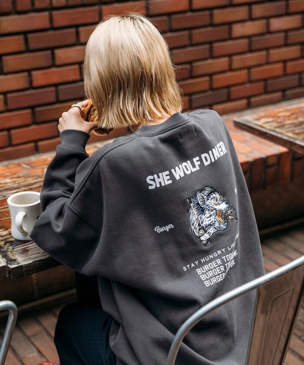 SHE WOLF DINER×FREAKS STORE 聯名背印大學T(WOLF)_21