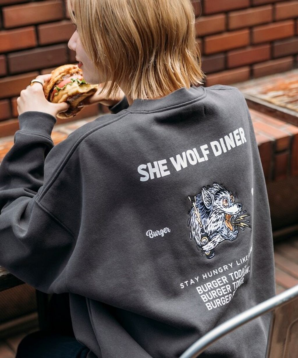 SHE WOLF DINER×FREAKS STORE 聯名背印大學T(WOLF)_2