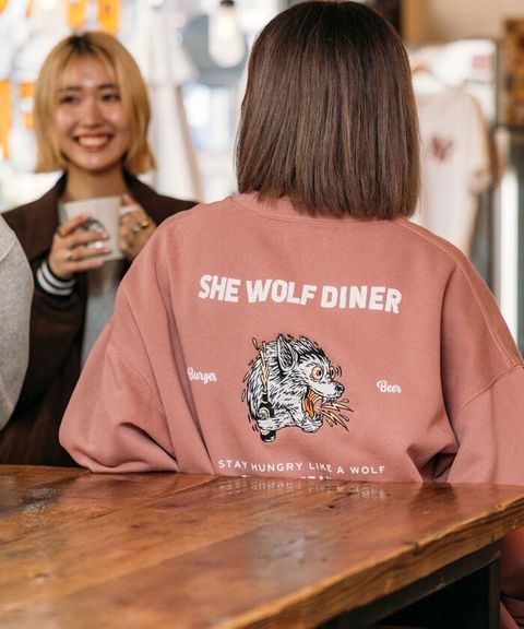 SHE WOLF DINER×FREAKS STORE 聯名背印大學T(WOLF)_3