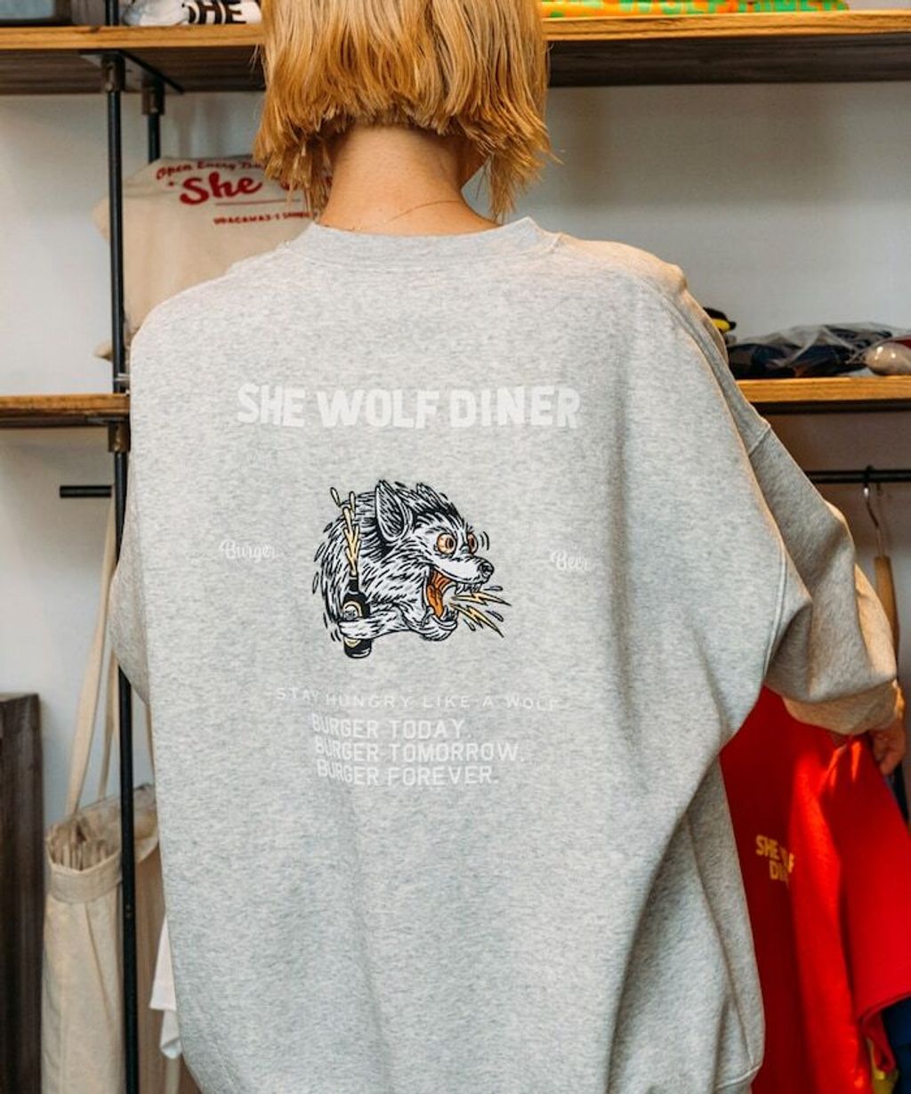 SHE WOLF DINER×FREAKS STORE 聯名背印大學T(WOLF)_1