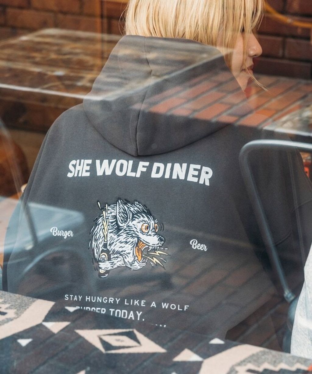 SHE WOLF DINER×FREAKS STORE 聯名背印帽T(WOLF)_2