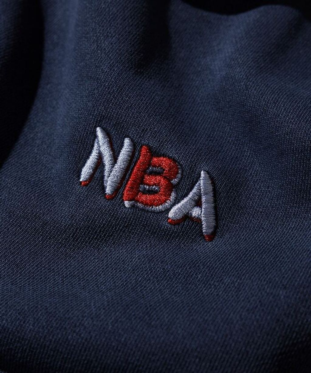 FREAKS STORE 古著質感刷色純棉高磅和風元素NBA隊徽背印大學T_16