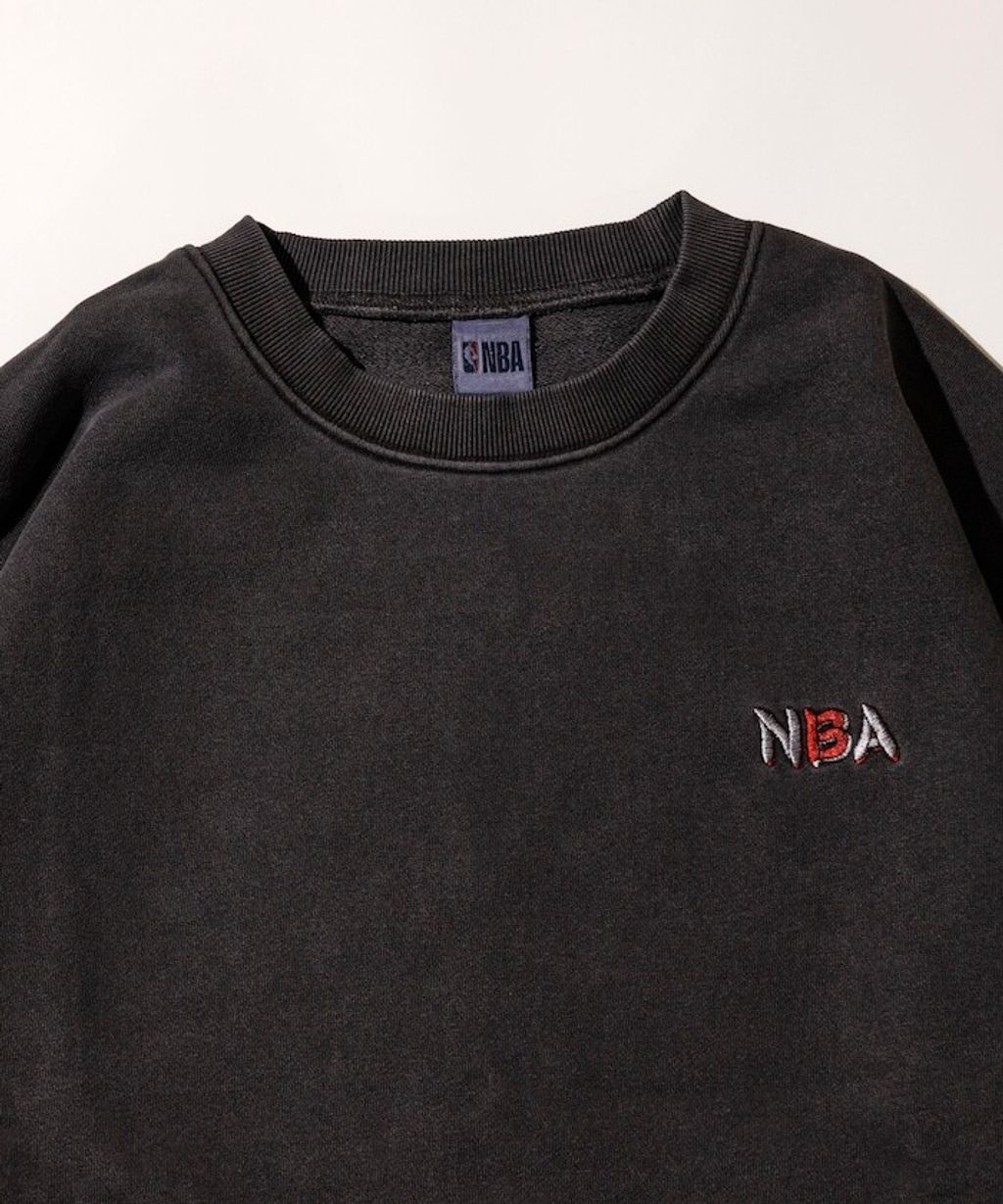 FREAKS STORE 古著質感刷色純棉高磅和風元素NBA隊徽背印大學T_5