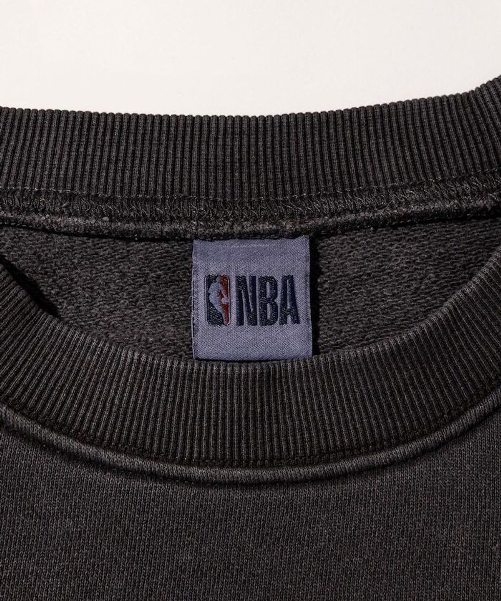 FREAKS STORE 古著質感刷色純棉高磅和風元素NBA隊徽背印大學T_7