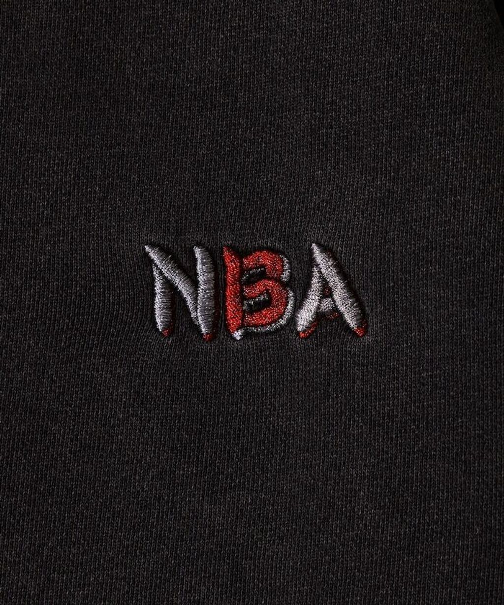 FREAKS STORE 古著質感刷色純棉高磅和風元素NBA隊徽背印大學T_6