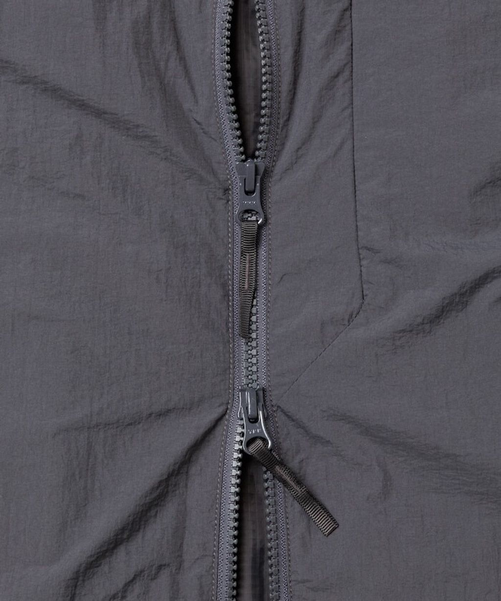 FREAKS STORE × PRIMALOFT 防潑水輕量保暖無領外套_11