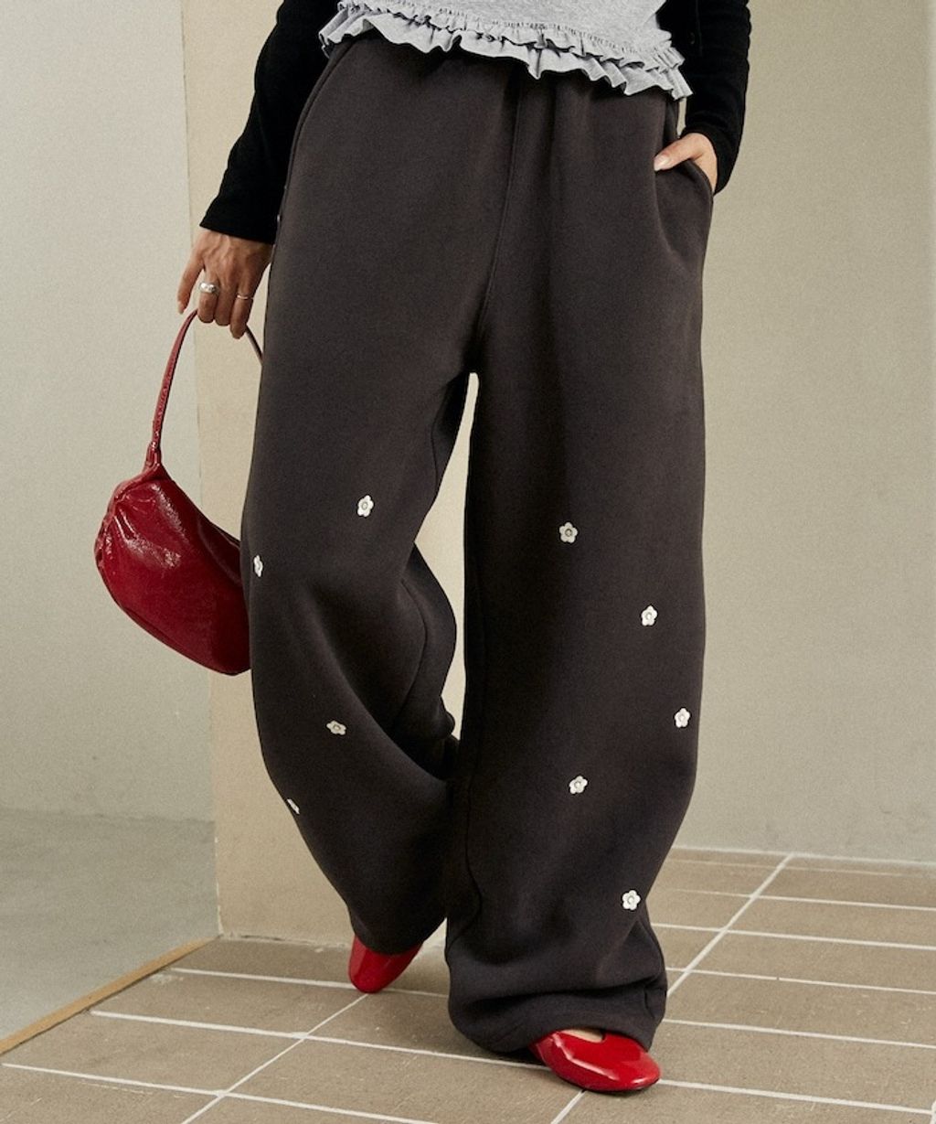 MARY QUANT 小花刺繡褲管抽繩寬版刷毛休閒棉褲_5