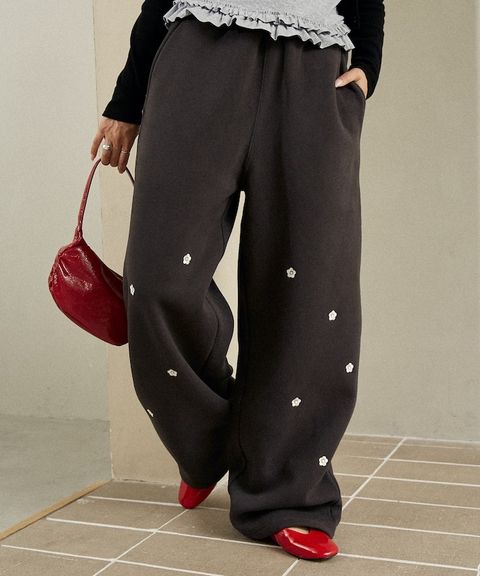 MARY QUANT 小花刺繡褲管抽繩寬版刷毛休閒棉褲_5