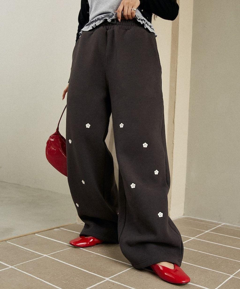 MARY QUANT 小花刺繡褲管抽繩寬版刷毛休閒棉褲_3