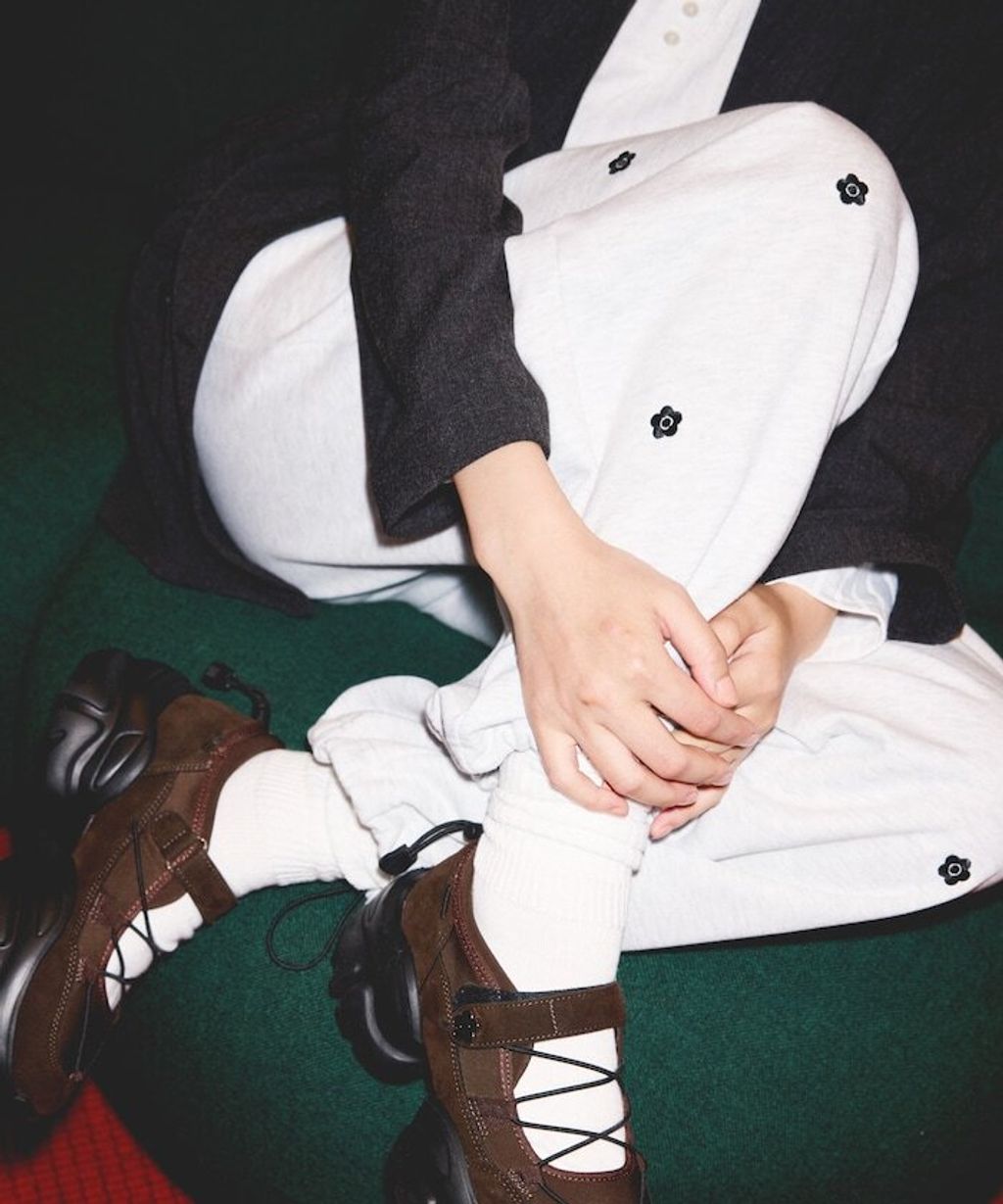 MARY QUANT 小花刺繡褲管抽繩寬版刷毛休閒棉褲_4