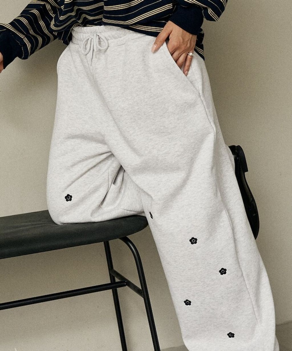 MARY QUANT 小花刺繡褲管抽繩寬版刷毛休閒棉褲_1