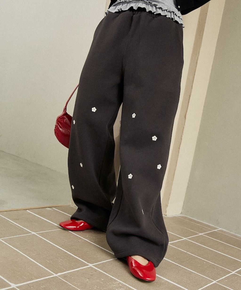 MARY QUANT 小花刺繡褲管抽繩寬版刷毛休閒棉褲_6