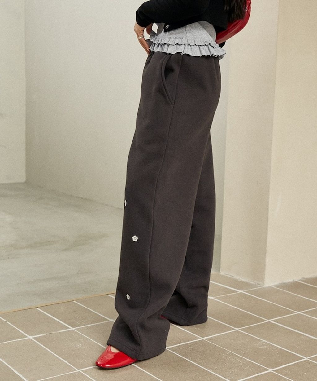 MARY QUANT 小花刺繡褲管抽繩寬版刷毛休閒棉褲_9