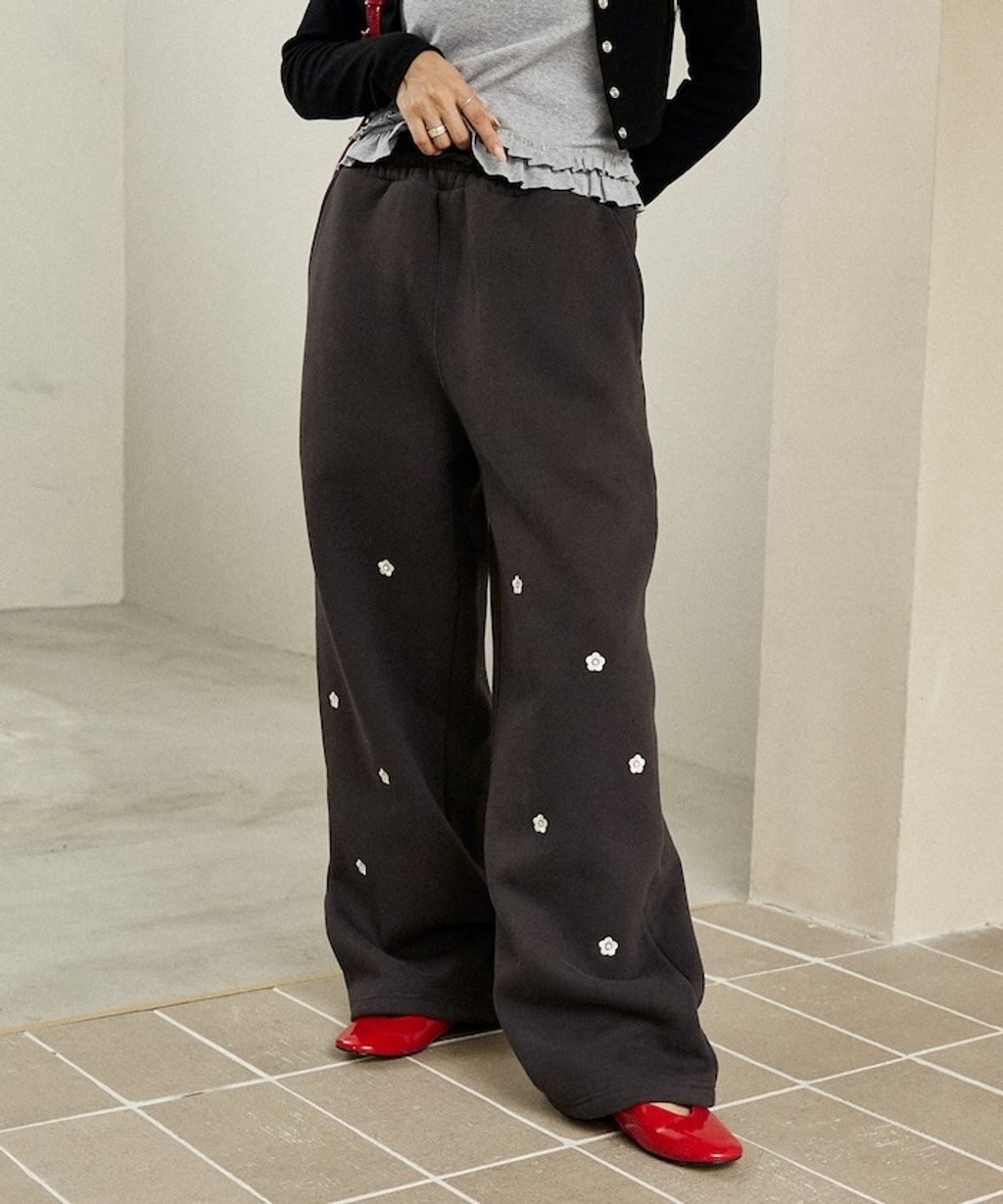 MARY QUANT 小花刺繡褲管抽繩寬版刷毛休閒棉褲_12