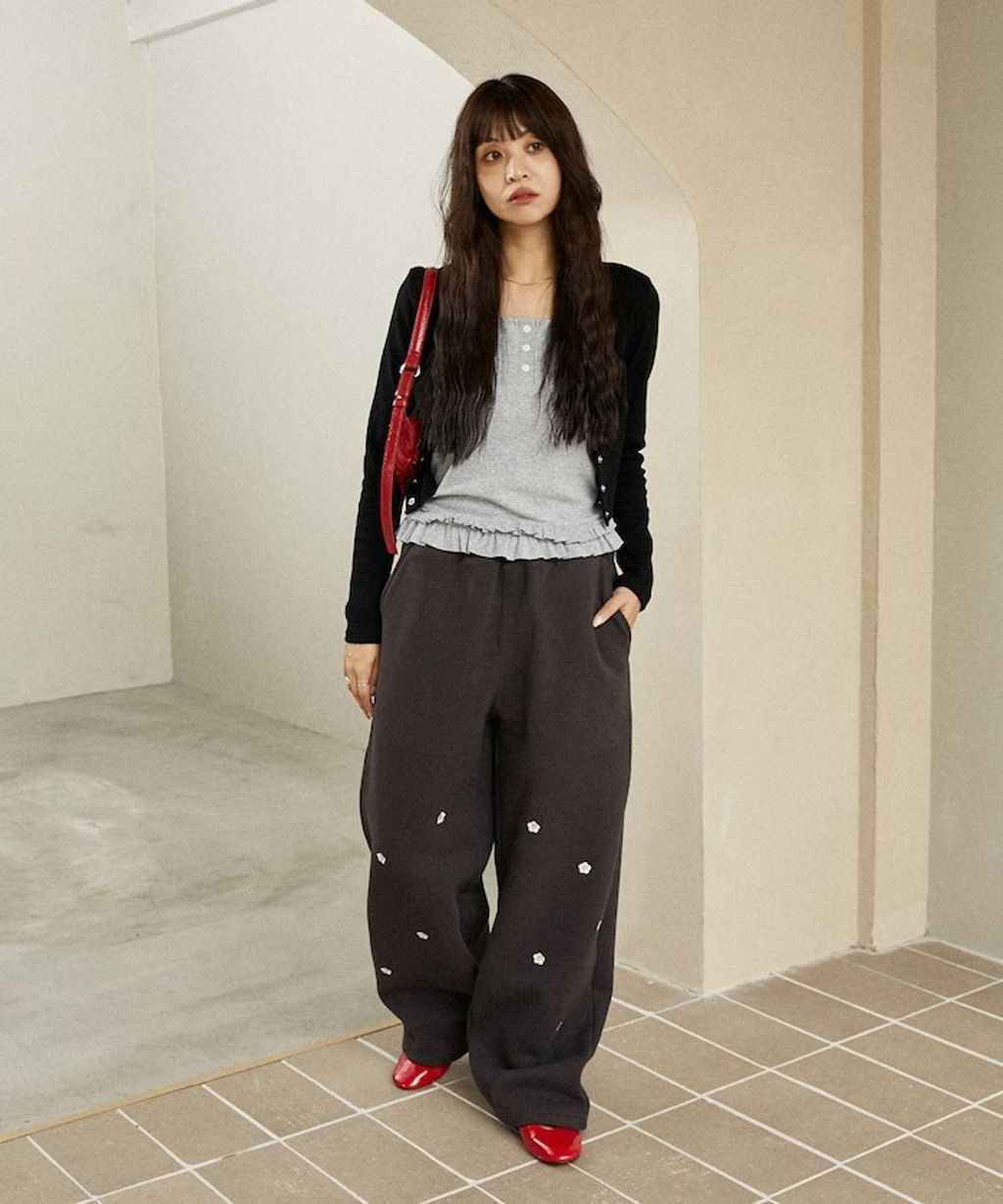 MARY QUANT 小花刺繡褲管抽繩寬版刷毛休閒棉褲_13