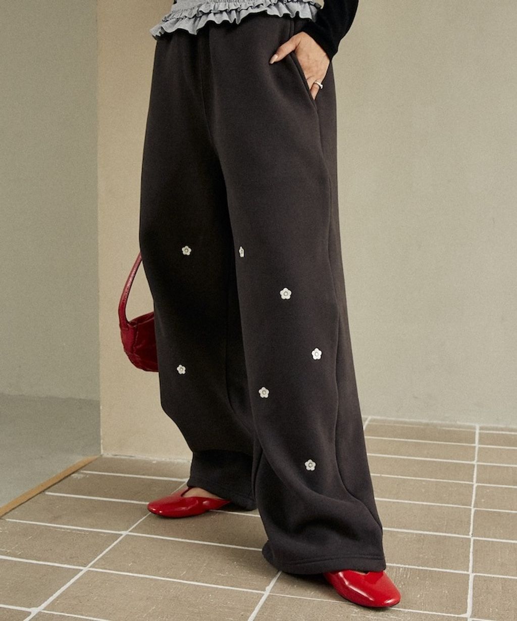 MARY QUANT 小花刺繡褲管抽繩寬版刷毛休閒棉褲_7