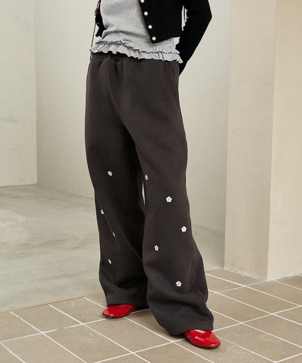 MARY QUANT 小花刺繡褲管抽繩寬版刷毛休閒棉褲_10