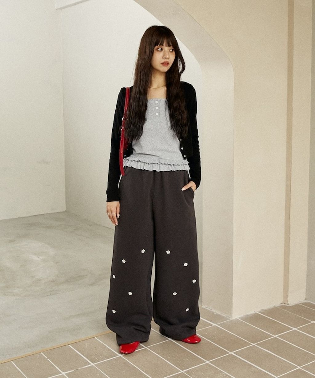 MARY QUANT 小花刺繡褲管抽繩寬版刷毛休閒棉褲_15