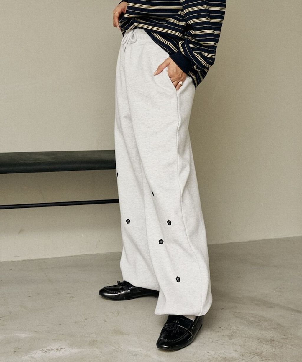 MARY QUANT 小花刺繡褲管抽繩寬版刷毛休閒棉褲_20