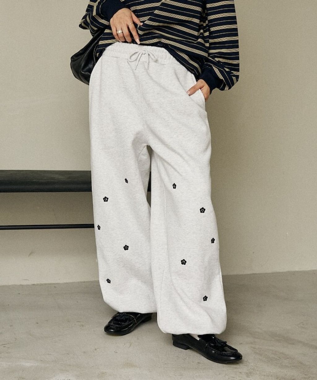 MARY QUANT 小花刺繡褲管抽繩寬版刷毛休閒棉褲_19