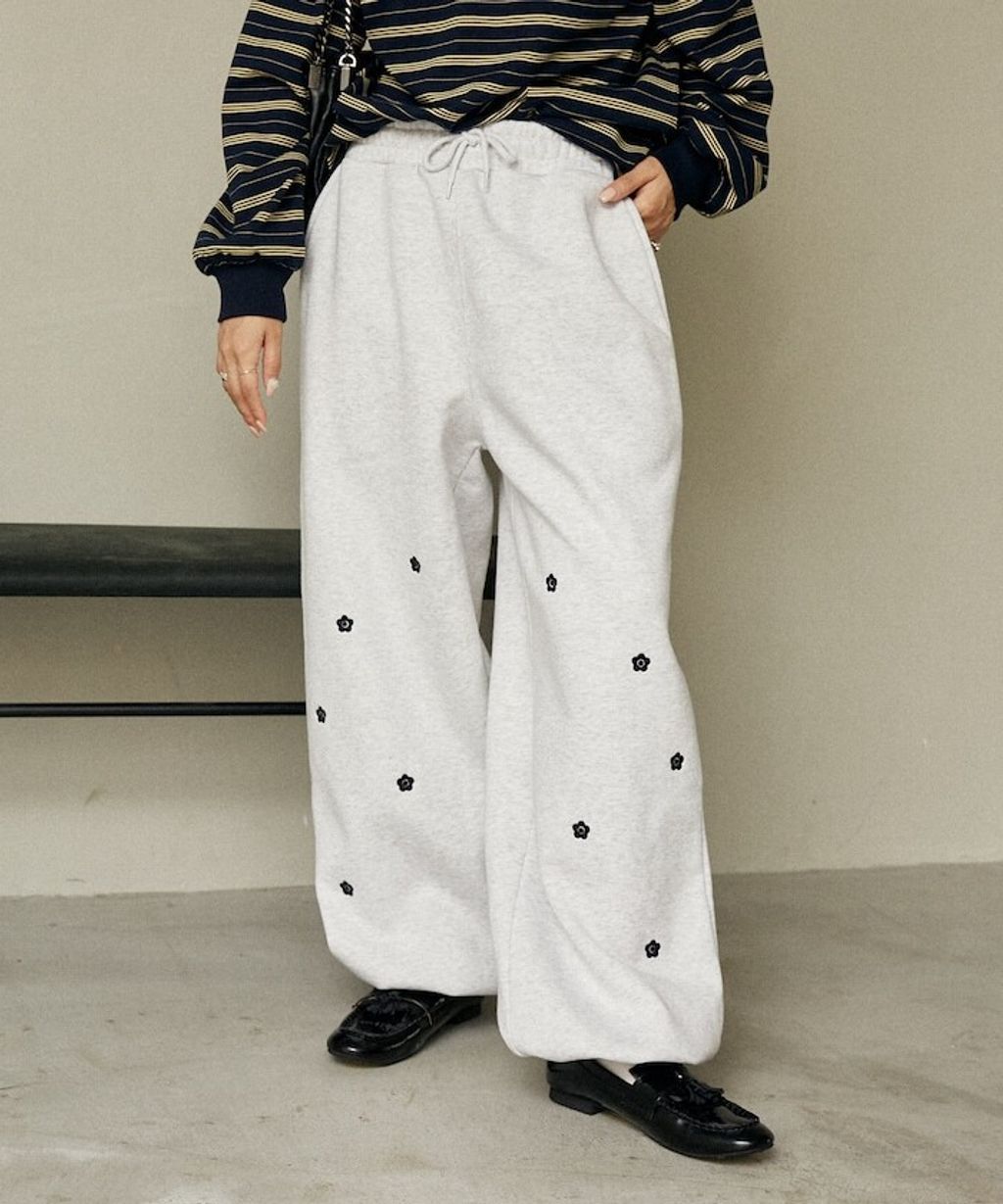 MARY QUANT 小花刺繡褲管抽繩寬版刷毛休閒棉褲_23