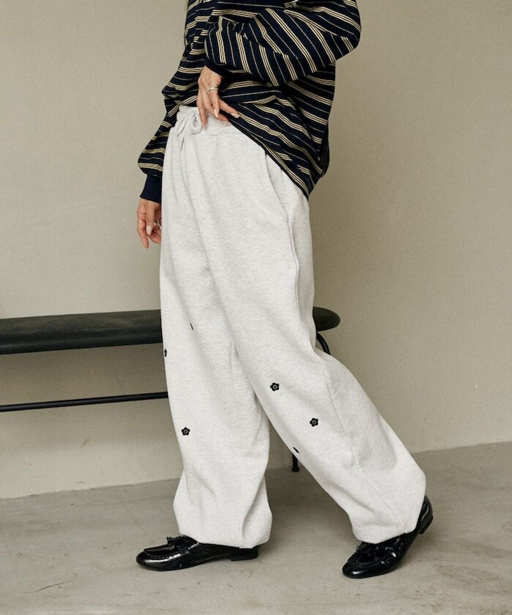 MARY QUANT 小花刺繡褲管抽繩寬版刷毛休閒棉褲_24