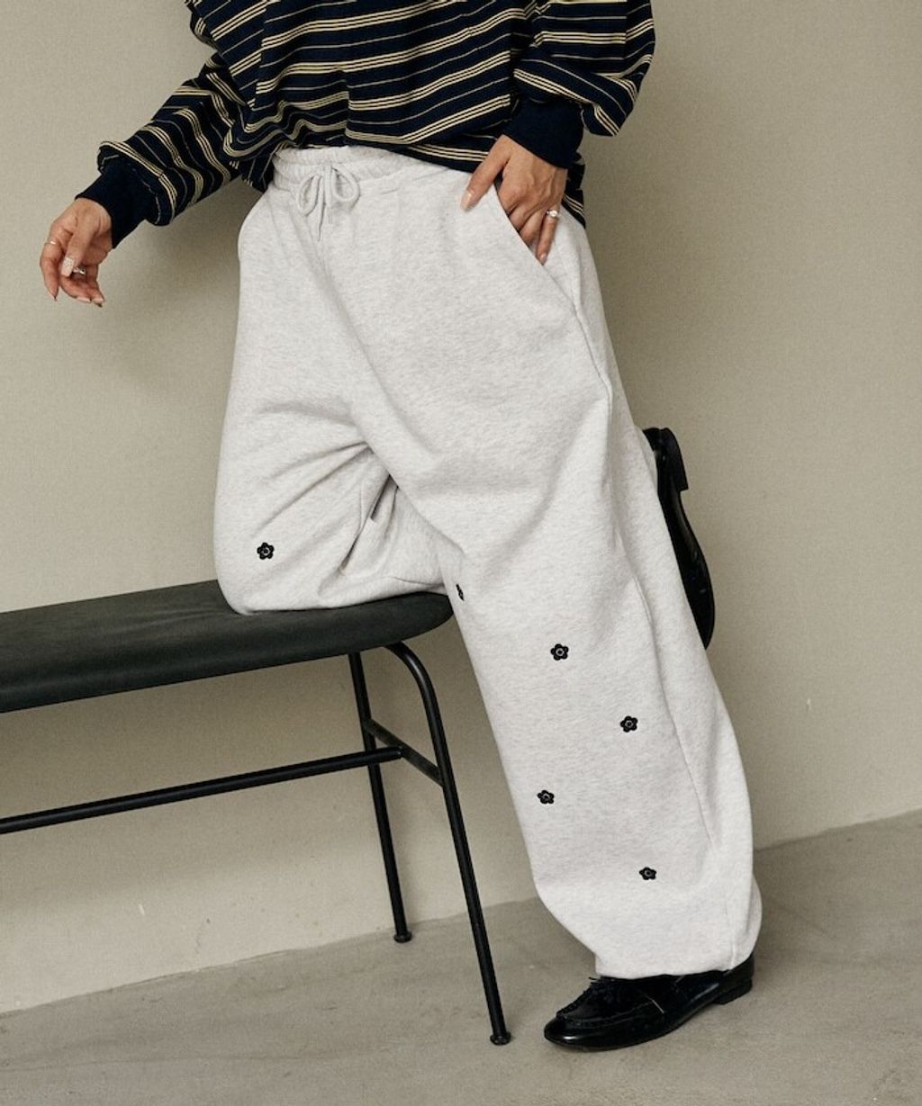 MARY QUANT 小花刺繡褲管抽繩寬版刷毛休閒棉褲_22