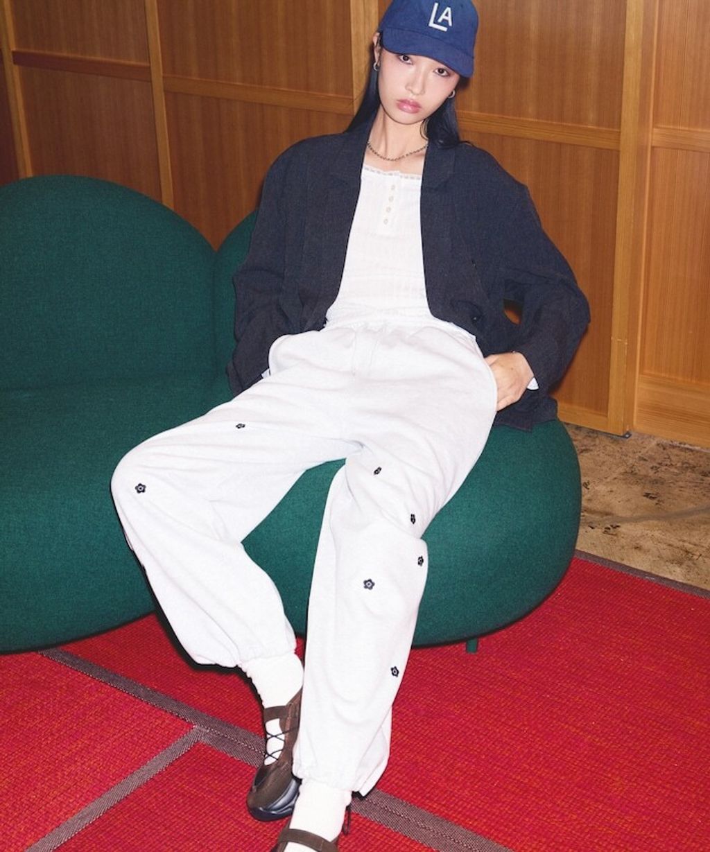 MARY QUANT 小花刺繡褲管抽繩寬版刷毛休閒棉褲_31