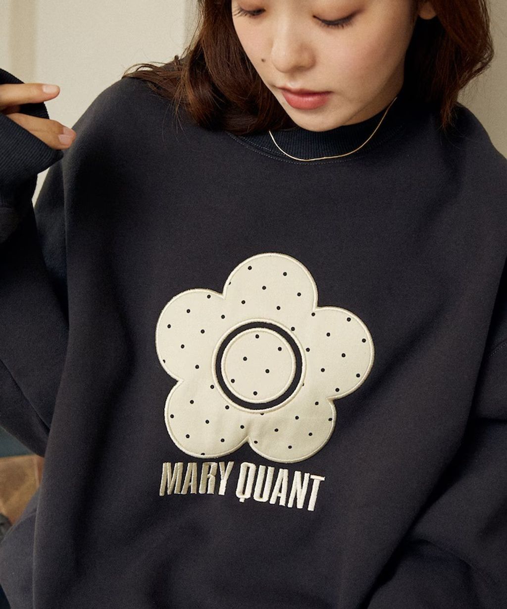 MARY QUANT 經典雛菊圓點布料拼接Oversize大學T_3