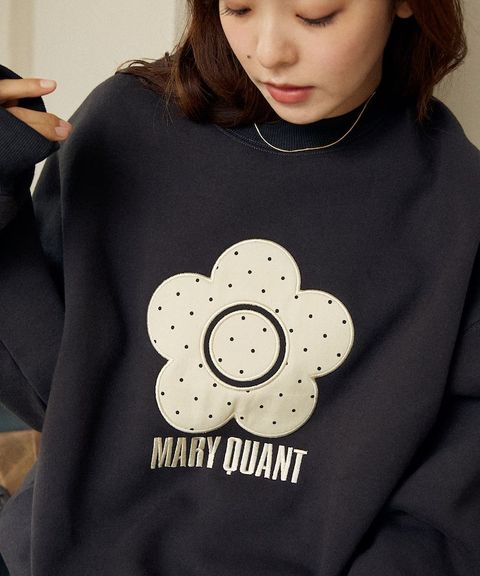 MARY QUANT 經典雛菊圓點布料拼接Oversize大學T_3