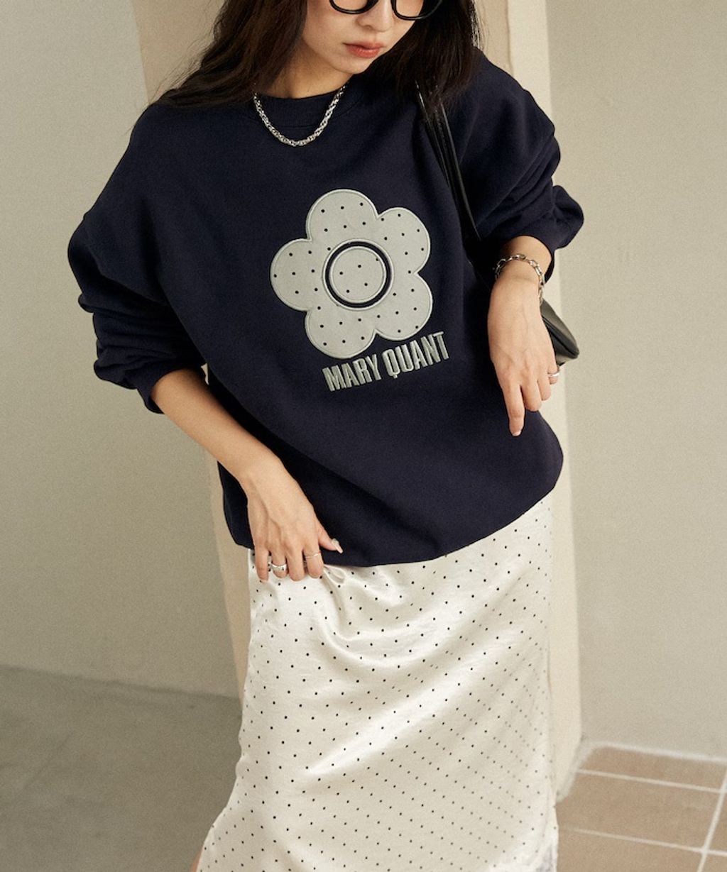 MARY QUANT 經典雛菊圓點布料拼接Oversize大學T_5