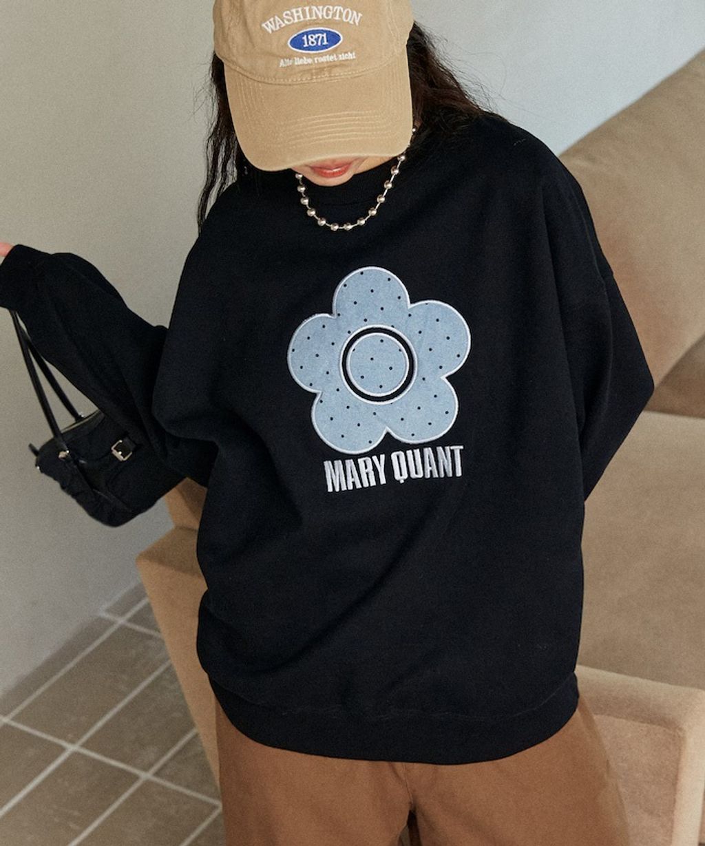 MARY QUANT 經典雛菊圓點布料拼接Oversize大學T_9