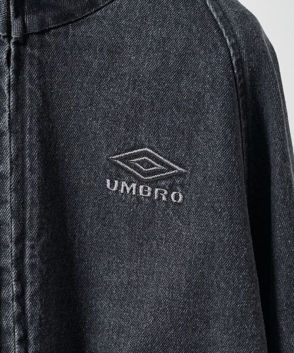UMBRO × FREAKS STORE 刺繡Logo立領水染丹寧外套(女款)_40